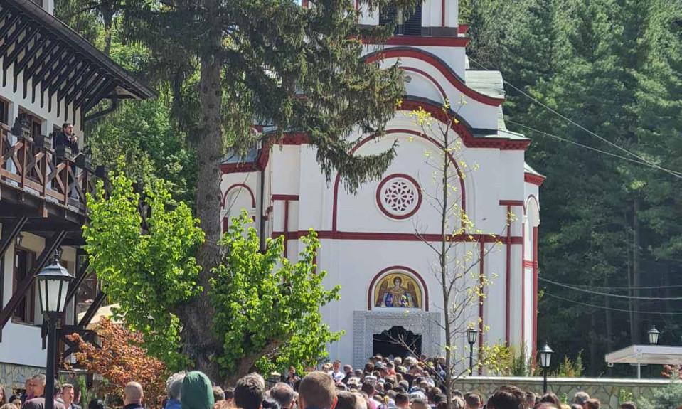 JER BOG JE LJUBAV U Tumane dolaze muslimani i katolici, pa i Aboridžini a otac Zosim svakoga sasluša
