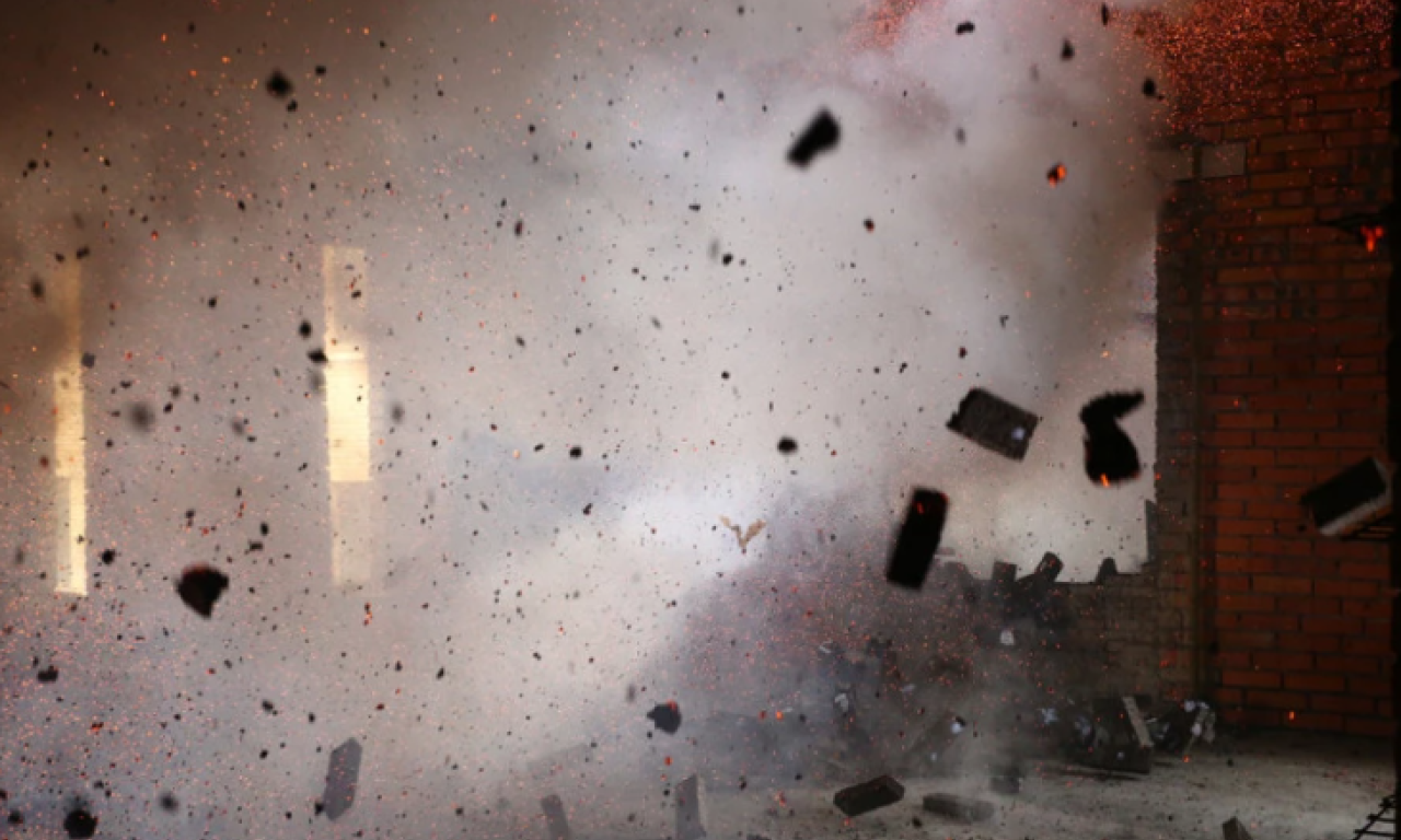 DETONACIJA POTRESLA SOLUN Bomba eksplodirala na ulazu u zgradu, sumnja se da je ovo meta (VIDEO)