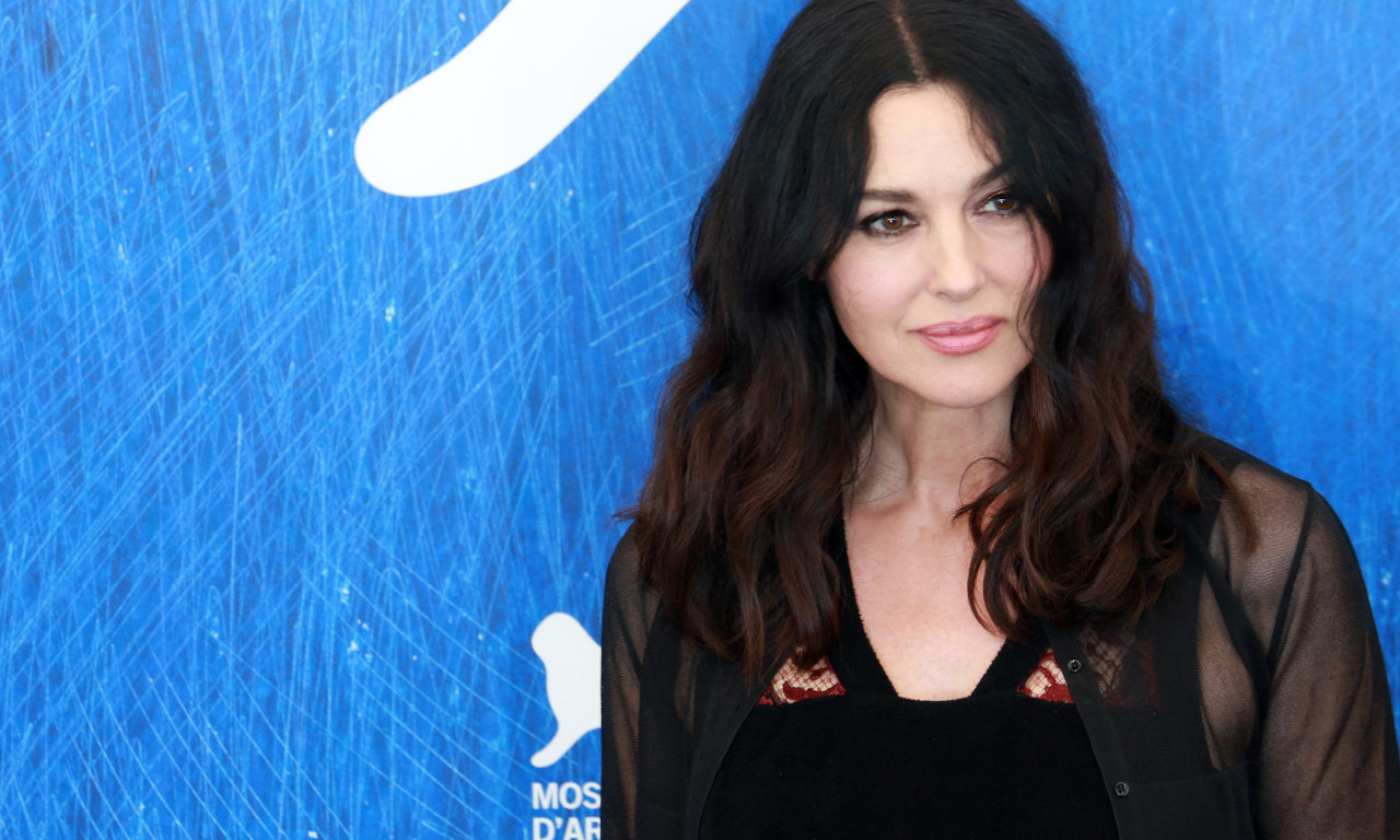 MONIKA BELUČI (60) POKAZALA ZANOSNO TELO U KUPAĆEM Naša glumica među prvima reagovala!