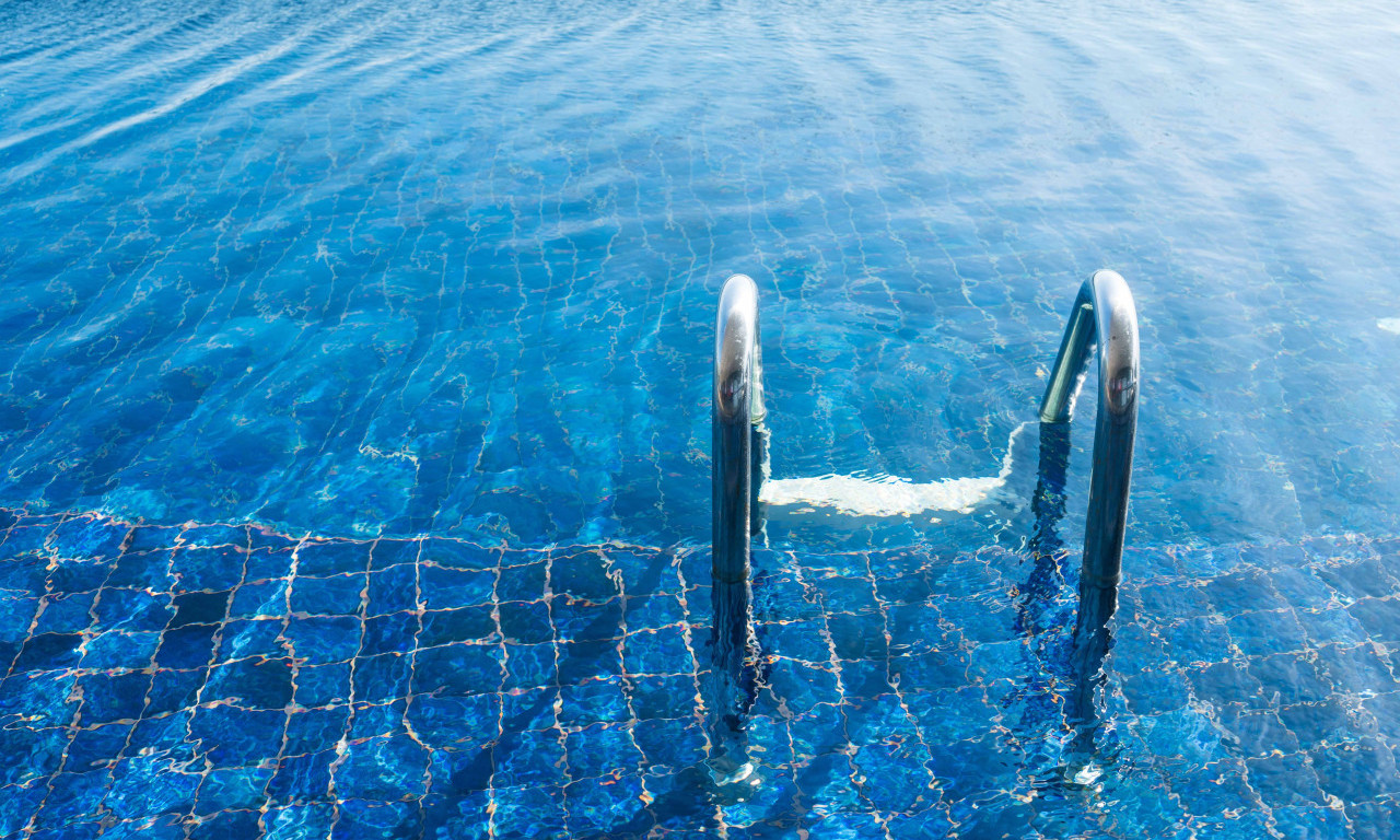 ZASTRAŠUJUĆA SCENA NA BAZENU U MLADENOVCU Muškarac skočio u vodu, a onda su ga videli kako pluta...