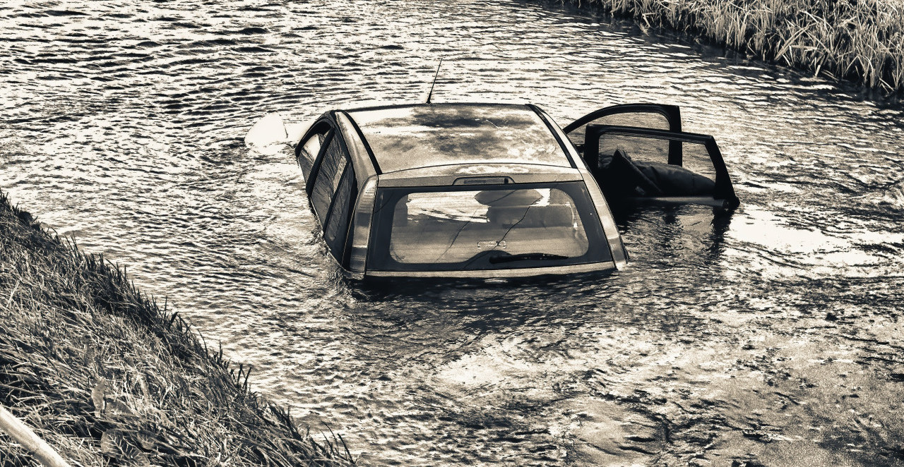 AUTOMOBIL SLETEO U JEZERO KOD ČAČKA Više ljudi u kolima!