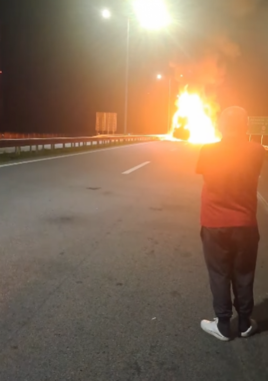 Zapalio se kamion na putu