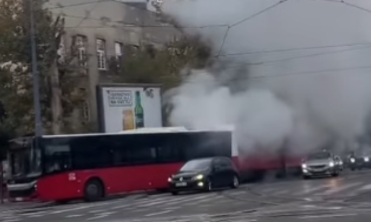 GORI AUTOBUS U CENTRU GRADA?! Kod Vukovog spomenika se nadvio gust dim! (VIDEO)
