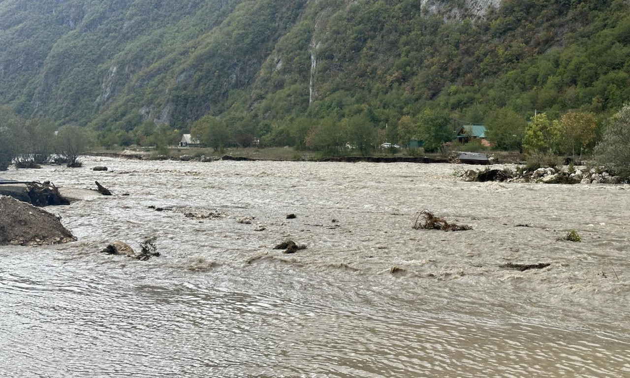 TURISTI ZAROBLJENI u Crnoj Gori! Nezapamćeno NEVREME odnelo MOSTOVE, voda cepa asfalt - grad u MRAKU (VIDEO)