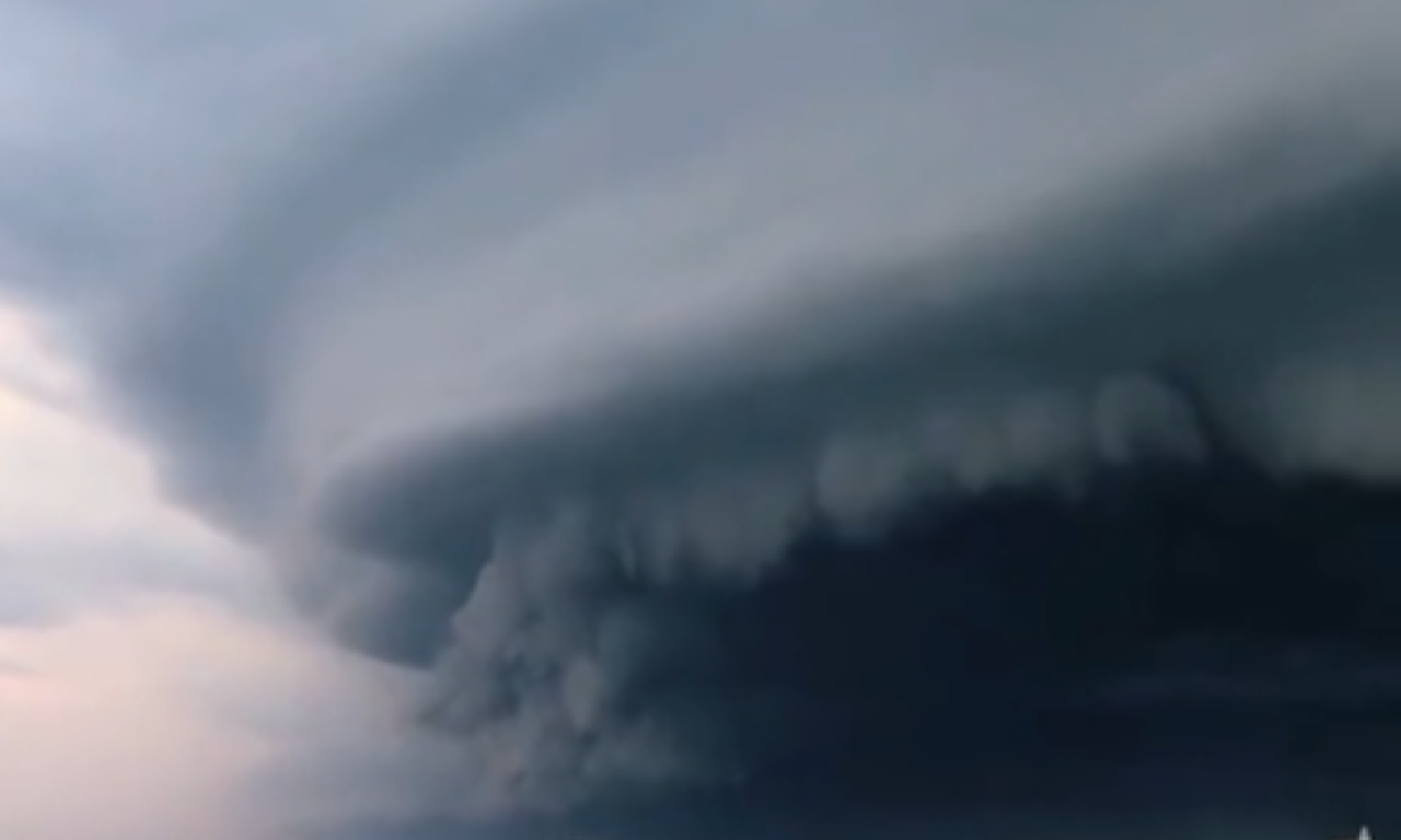 NEVREME ČUPA DRVEĆE, LETOVI OTKAZANI: Oluja pustoši Evropu, udari vetra do 120 kilometara na čas!