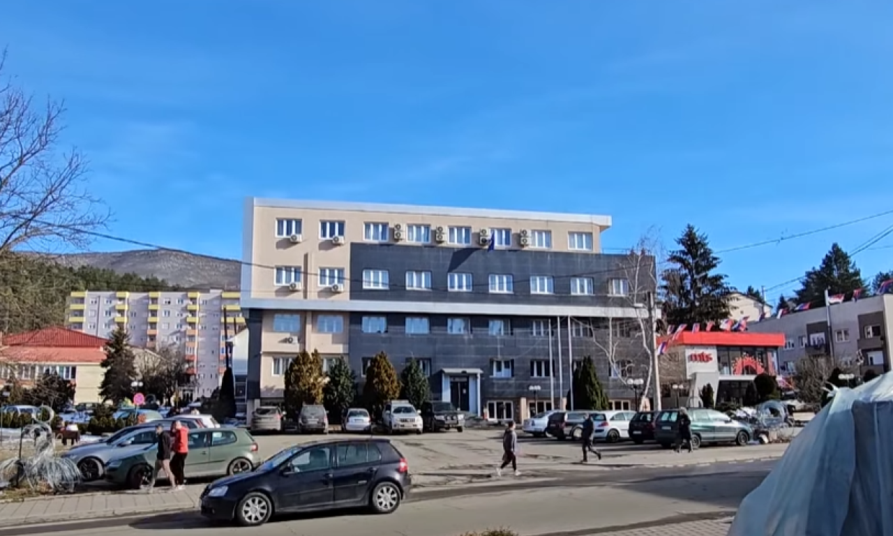LAŽNI GRADONAČELNIK RAZBOJNIČKI OTIMA IMOVINU U LEPOSAVIĆU: Sve se odvija pred očima kompletne međunarodne zajednice!