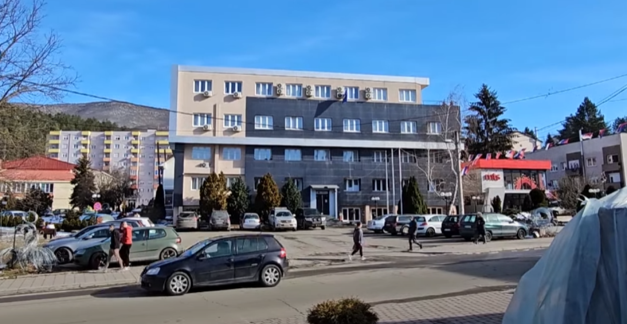 LAŽNI GRADONAČELNIK RAZBOJNIČKI OTIMA IMOVINU U LEPOSAVIĆU: Sve se odvija pred očima kompletne međunarodne zajednice!
