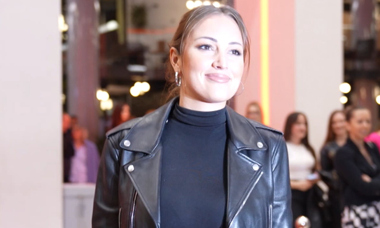 FOTOGRAFIJA KOJA JE RAZNEŽILA SVE! Prijovićka prvi put pokazala trudnički stomak, a evo ko je pored nje (FOTO)