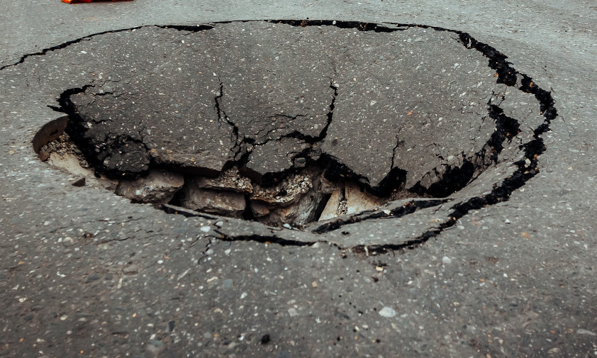 Automobil propao u RUPU na ulici u Zemunu! Ponovo kolona vozila stoji (FOTO)