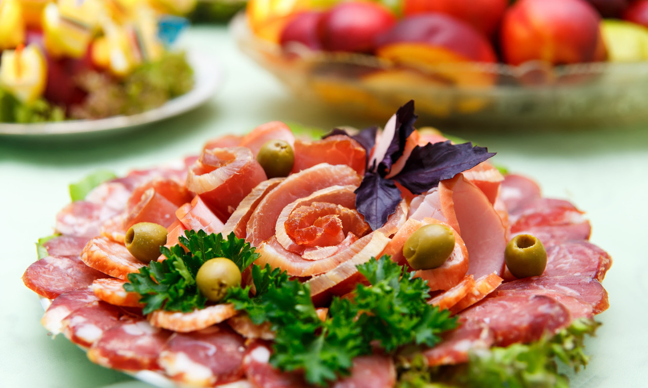 SVAKODNEVNO IH JEDEMO, A MOGU IZAZVATI RAK Ovo su mesne prerađevine koje treba odmah izbaciti