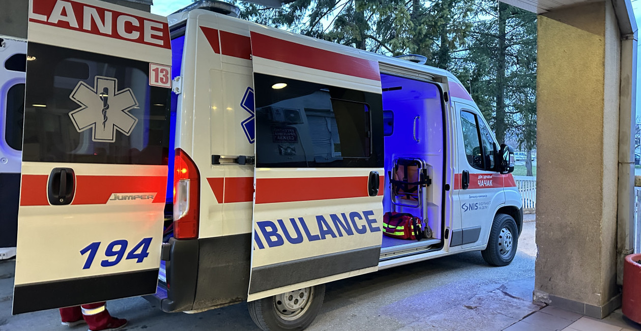 UDES NA AUTO-PUTU KA AERODROMU Povređen mladić, hitno prevezen u bolnicu