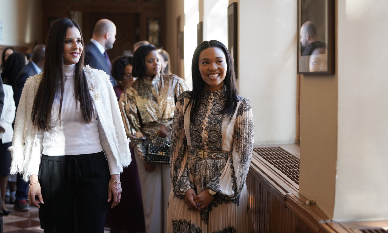 Kraljica Esvatinija LaZuma i TAMARA VUČIĆ posetile Karlovačku gimnaziju (FOTO)