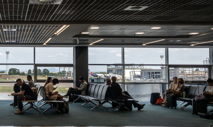 PUCNJAVA NA AERODROMU Ima ranjenih, jedna osoba kritično