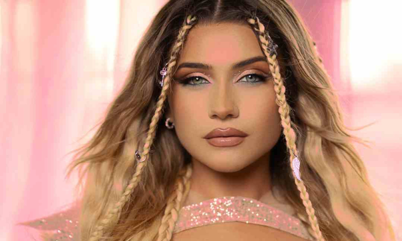 Ona je posvetila pesmu Tošetu Proeskom, a da peva je učila od najboljih Marije Šerifović, Zdravka Čolića i Nine Badrić