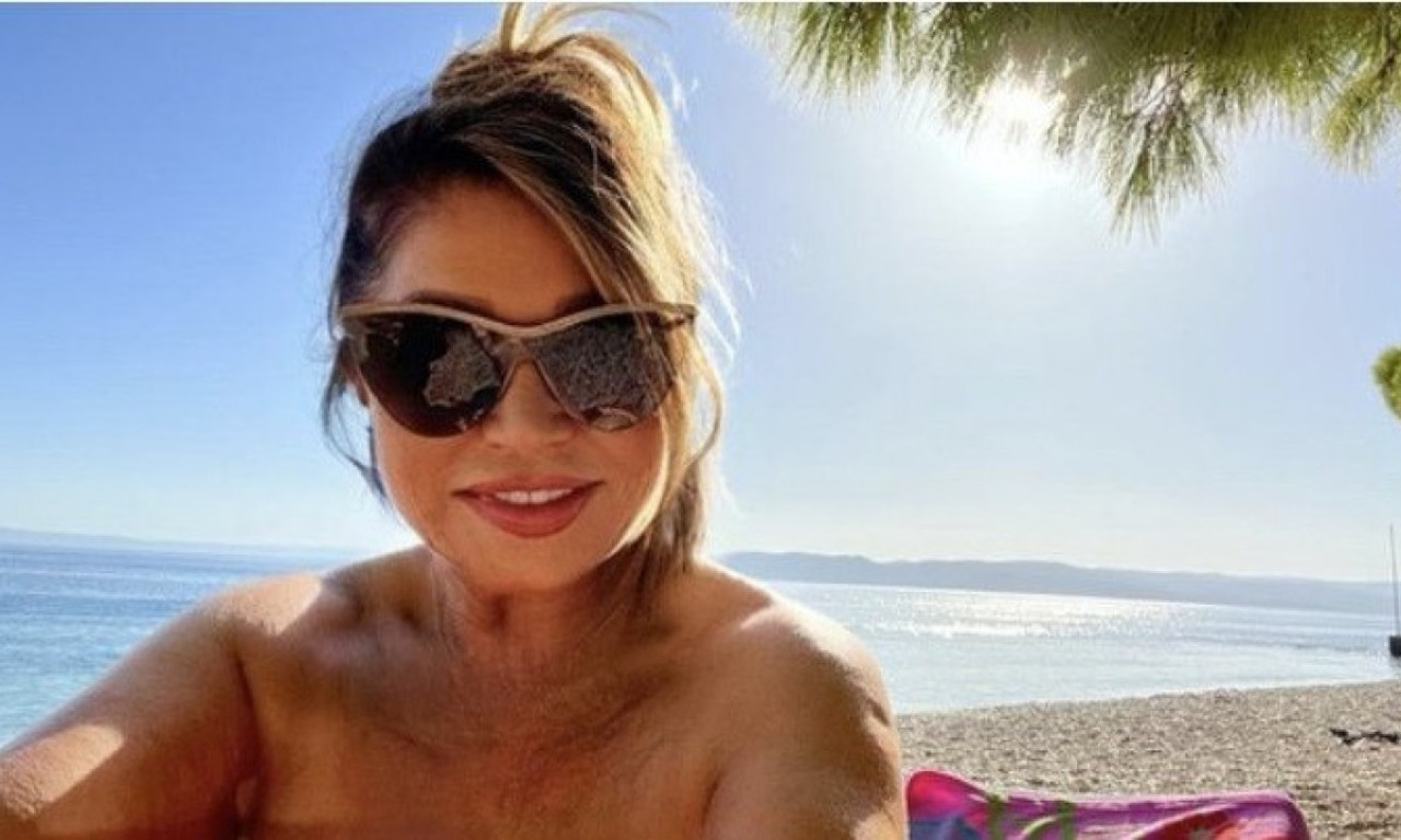 "NEDA UKRADEN JE FENOMEN" Pevačica u 75. godini pozira u bikiniju i beloj košulji - telo za aplauz! (FOTO)