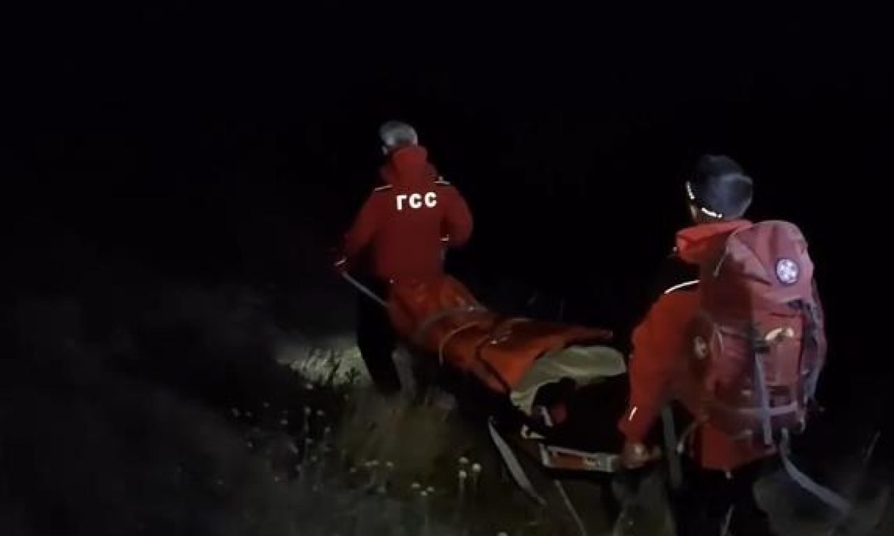 NEMAČKI TURISTI ZAGLAVLJENI U STENI: Drama na Durmitoru!