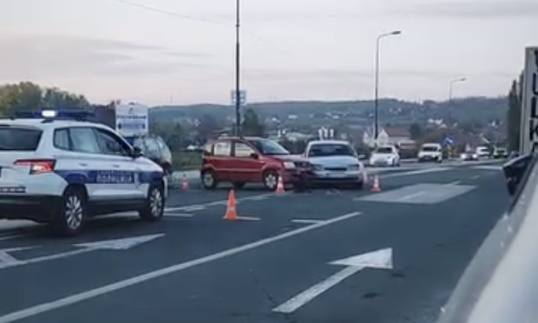 KO JE KRIV? Prednji deo fijata zgužvan, policija vrši uviđaj (VIDEO)