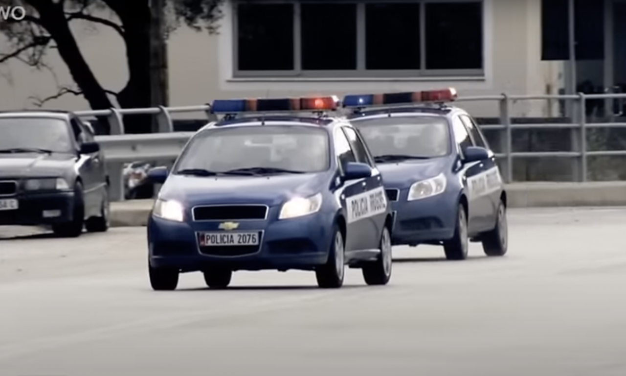 ISPLIVAO SNIMAK LIKVIDACIJE ALBANSKOG MAFIJAŠA Policajci razbili prozor da bi izvukli žrtve (VIDEO)