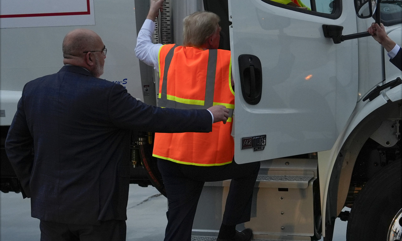 MALO LEVO PA DESNO, HOPA-CUPA: Tramp jedva pogodio vrata, pogledajte urnebesan video (VIDEO)