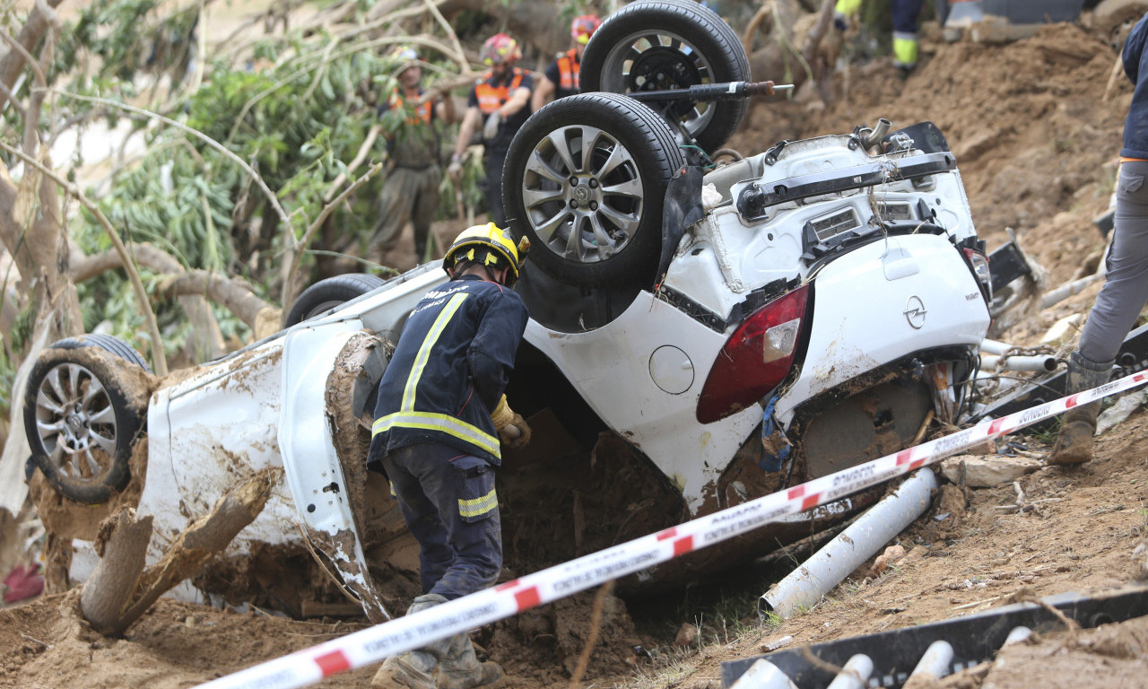 VIŠE OD 200 MRTVIH U POPLAVAMA U ŠPANIJI! Za nestalima se i dalje traga (FOTO)