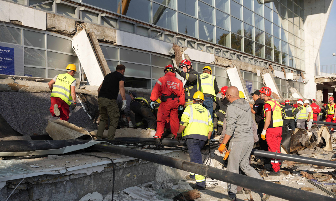 JEDNOJ OD OSUMNJIČENIH ZA PAD NADSTREŠNICE UKINUT PRITVOR Ovi ljudi su na optuženičkoj klupi