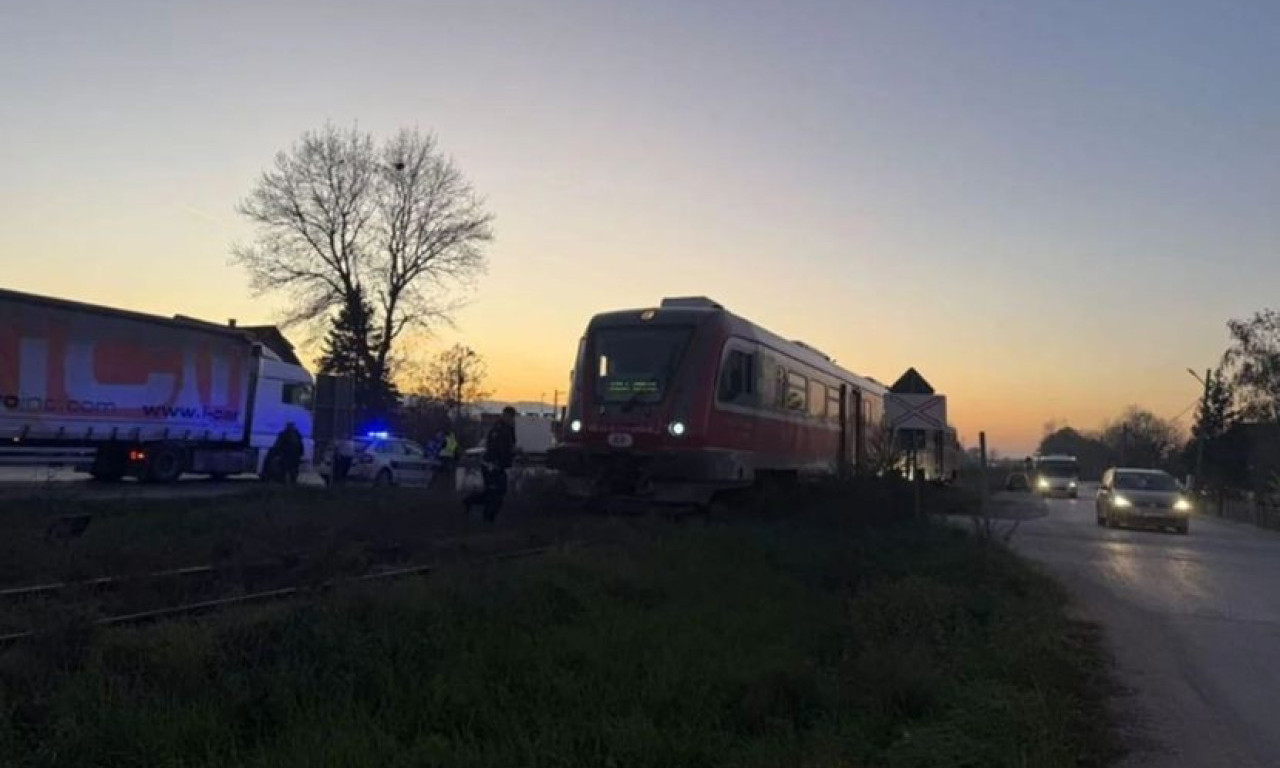 PRVE FOTOGRAFIJE NESREĆE KOD LOZNICE Auto prevrnut, voz ga bacio u kanal, Hitna pomoć i vatrogasci na licu mesta!