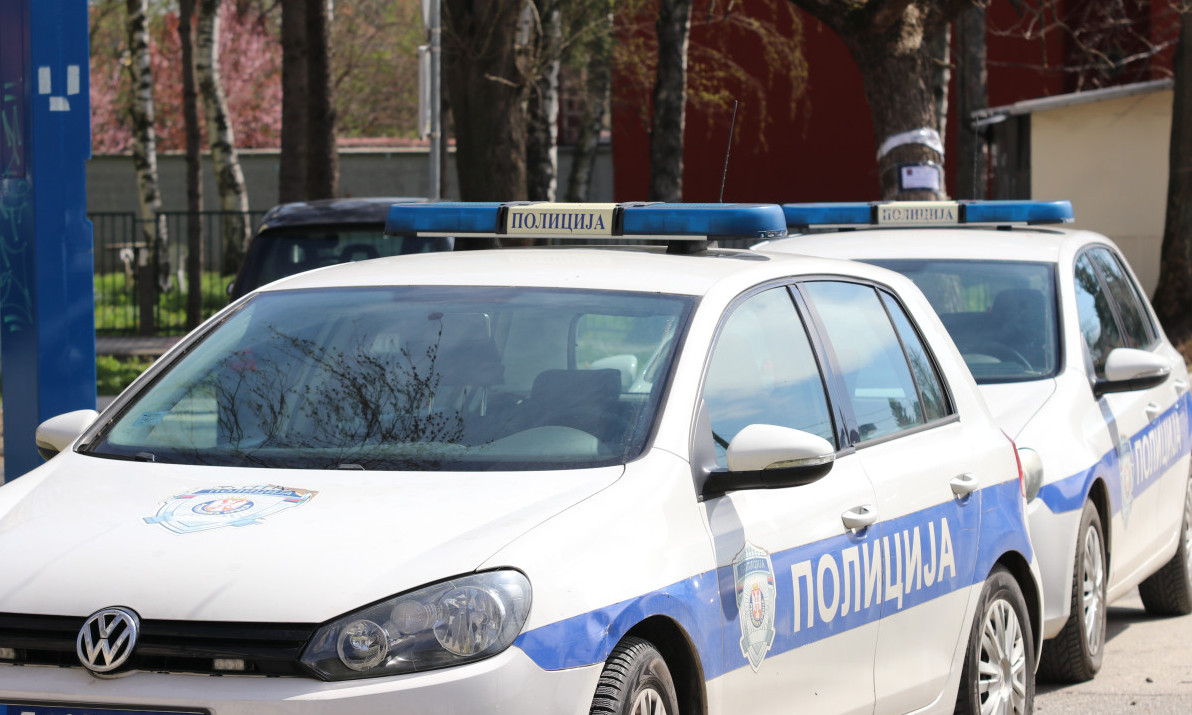 FILMSKA POTERA U ŽITIŠTU Muškarac bežao od policije, službeno vozilo uništeno (FOTO)