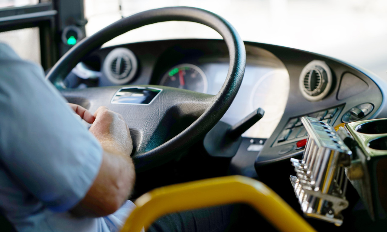 UZNEMIRUJUĆE: Vozač autobusa fizički napao ženu i njene ćerke (VIDEO)