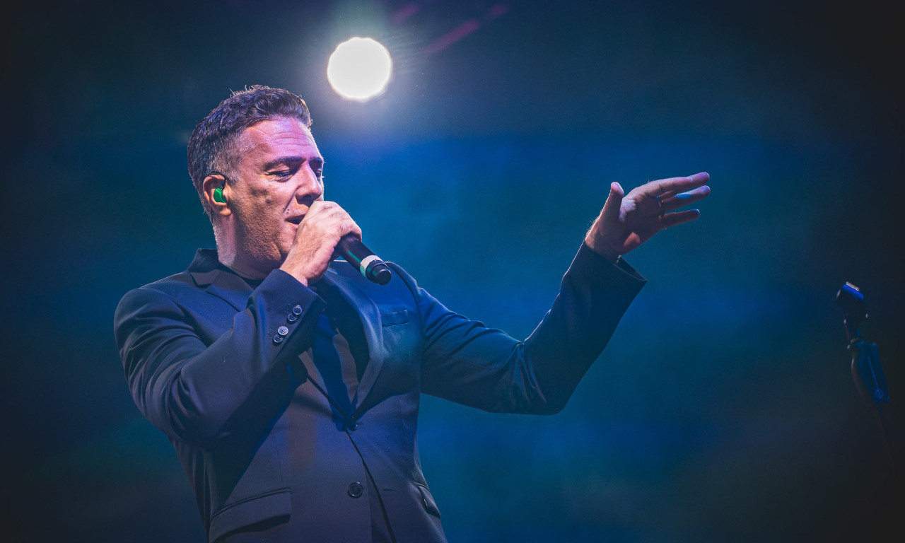 ŽELJKO JOKSIMOVIĆ UŽIVA NA SARDINIJI, A UŽIVO SLUŠA OVAJ HIT Da li znate po čemu je ova pesma čuvena?