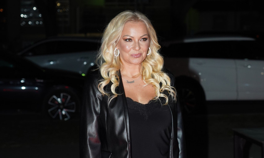 IVANA SELAKOV „ZUMIRALA“ SRCE I KARIJERU Novi duet sa Henijem, porodična sreća i letnji odmor u Grčkoj!