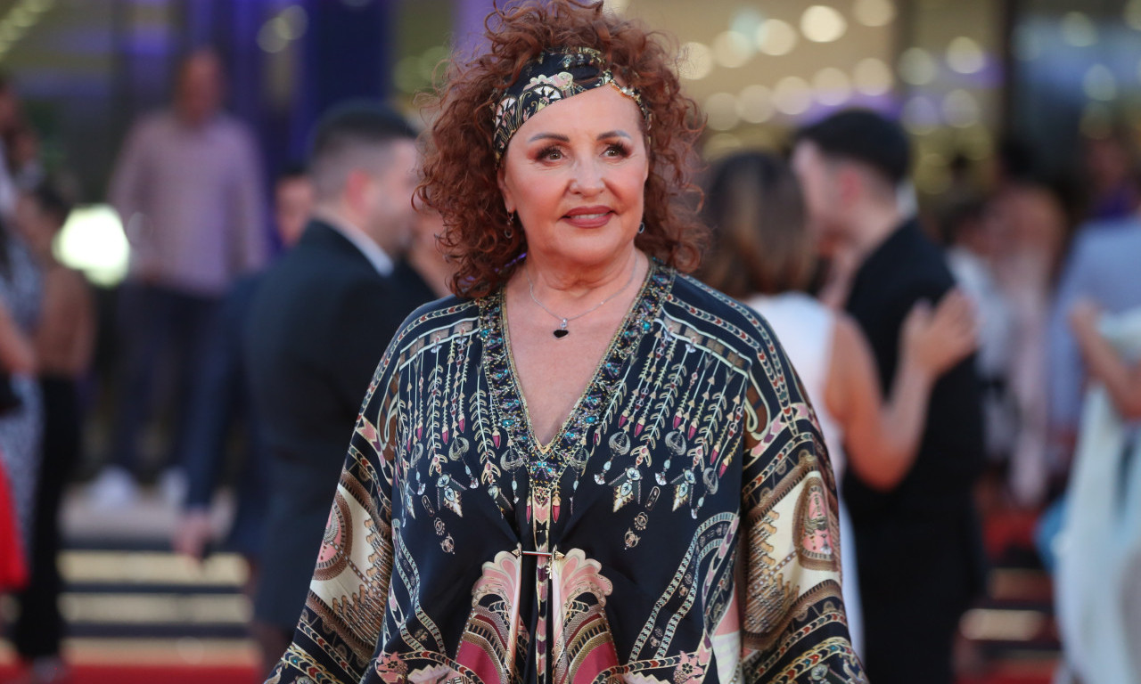 ANA BEKUTA PROMENILA IMIDŽ? Pevačica objavila fotografiju iz salona i pitala fanove: "Da nije tamno?" (FOTO)