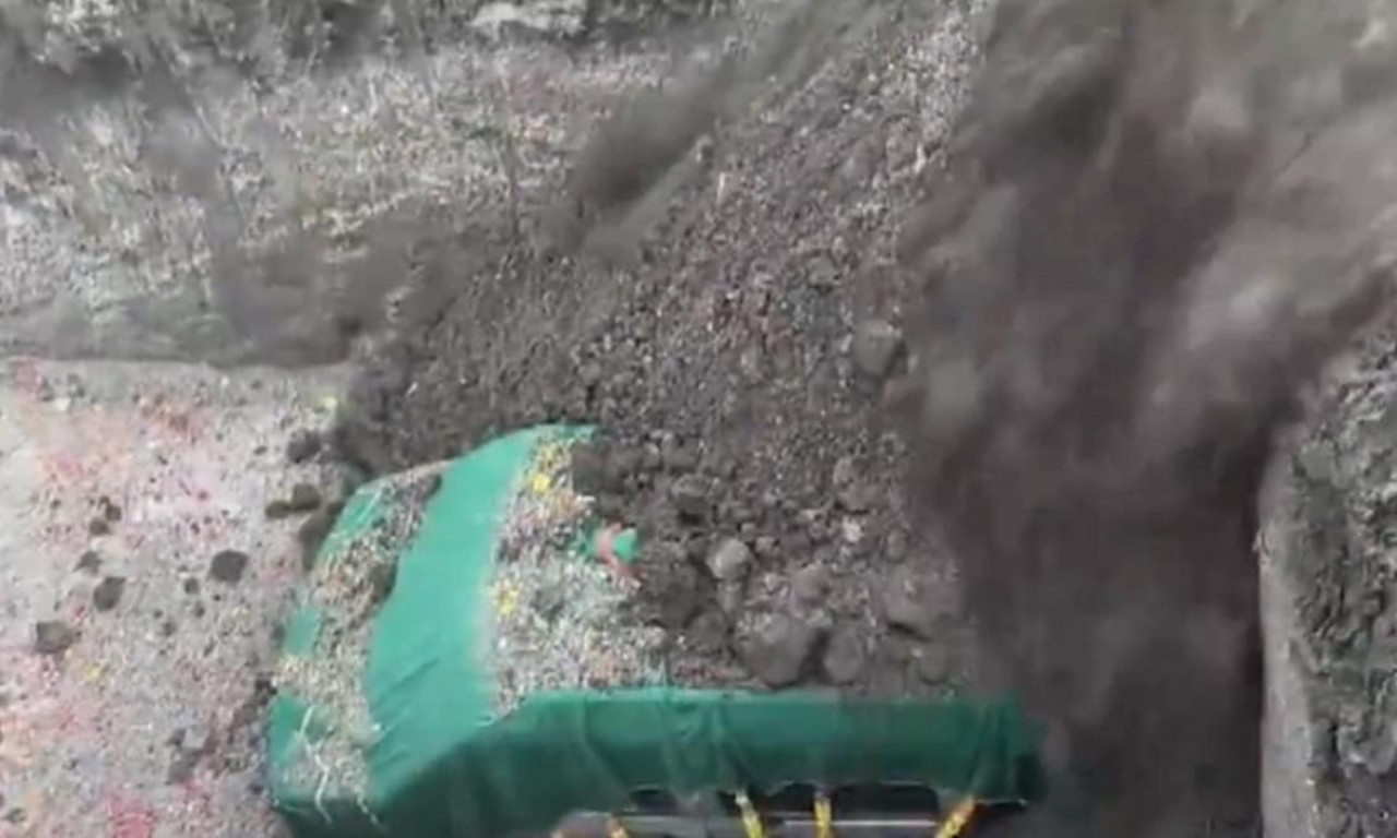 AKO STE MISLILI DA VOLITE SVOJA KOLA, VARATE SE: Čovek sahranio automobil - pogreb od 4.000 evra sa 1.500 ljudi