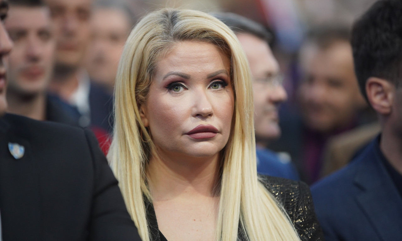 SANDRA BOŽIĆ POKAZALA ZAVIJENU RUKU POSLE NAPADA I PORUČILA: Neće uspeti da nas uplaše, neće uspeti da zaustave Srbiju!