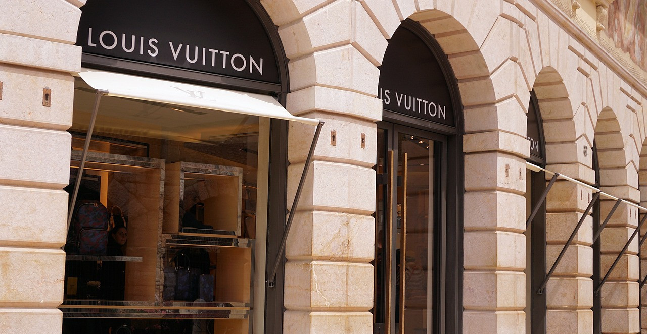 OPLJAČKANA "LUJ VITON" RADNJA U CENTRU RIMA Kolima prošli kroz izlog, izveli holivudsku pljačku