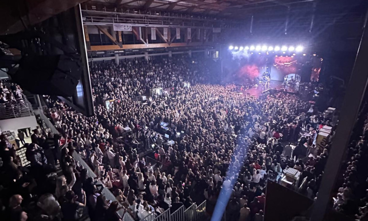 PRAVO BOGATSTVO dala za kostime! Milica Pavlović u crno-zlatnoj kombinaciji započela koncert u Laktašima