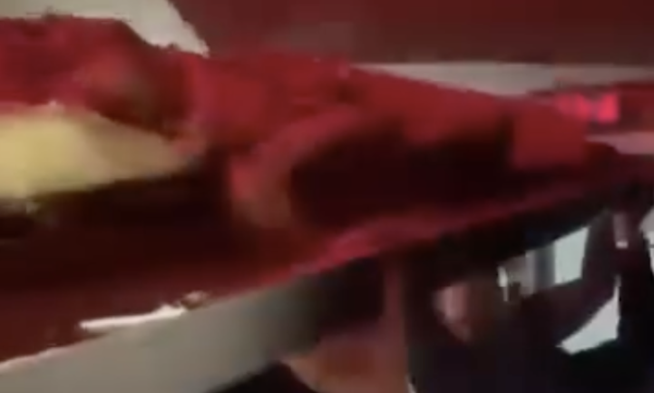PAO PLAFON U DISKOTECI  Klub bio krcat mladima, a u pozadini pesma od čijih reči podilazi jeza (VIDEO)