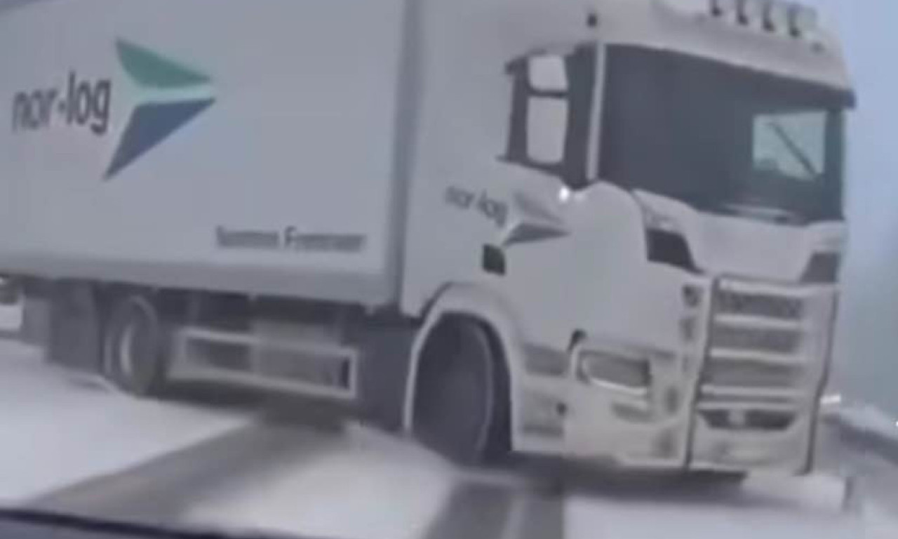 OVO JE BOŽJE ČUDO! Krenuli su na vikend, padao je sneg, a onda je iz suprotne trake proklizao kamion... (VIDEO)