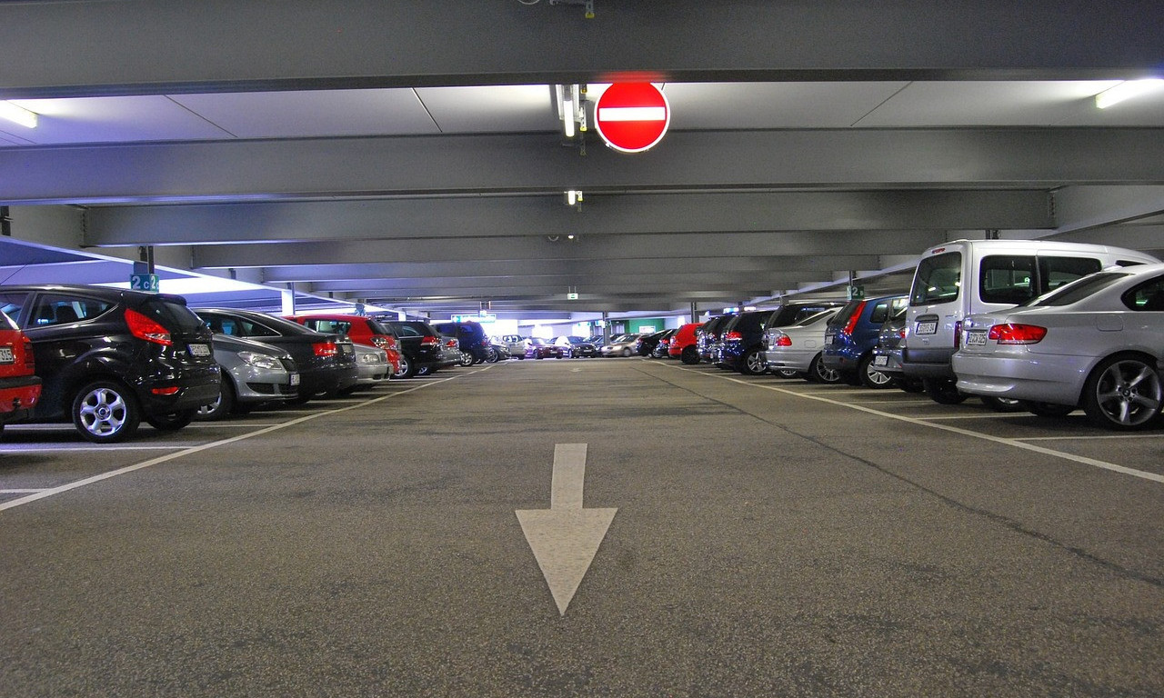 "TREBA UVESTI KAZNE I U TRŽNE CENTRE" Pogledajte kako je parkiran luksuzni "mercedes", vrhunac bahatosti (FOTO)