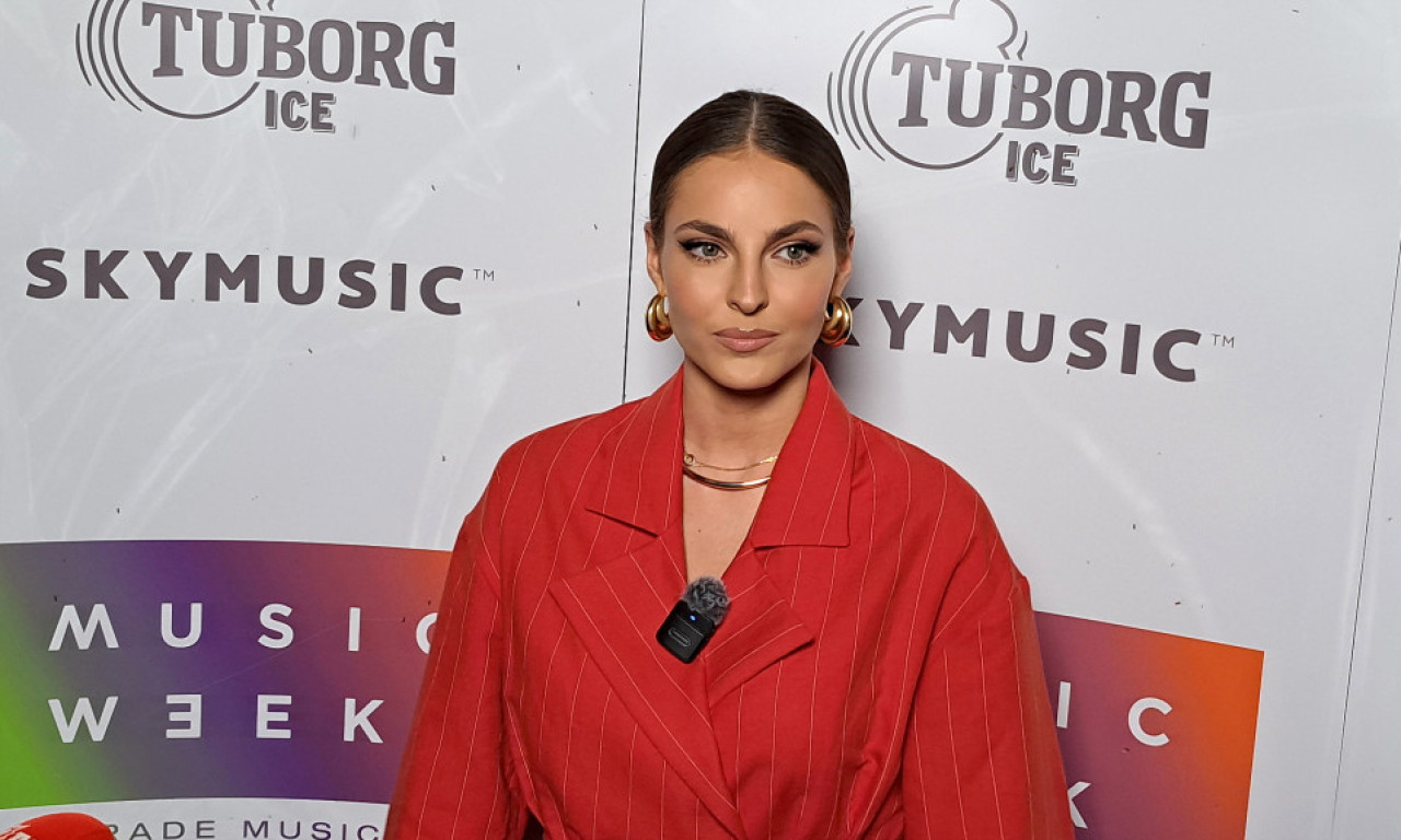 DŽEJLA RAMOVIĆ PRIVEDENA U SEVERNOJ MAKEDONIJI: Policija upala u lokal gde je pevala, pa usledio šok