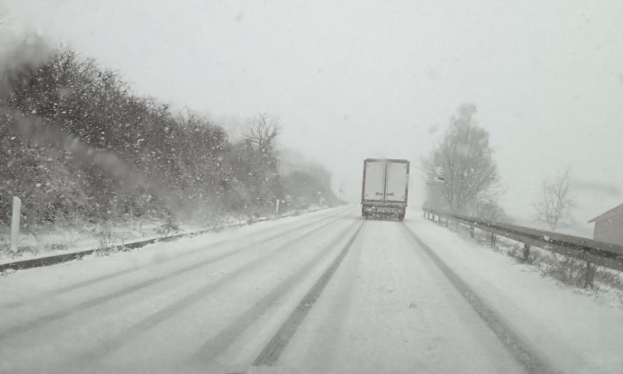 SNEG OTEŽAVA SAOBRAĆAJ NA VIŠE DEONICA Na ovom putnom pravcu teretnjacima je zabranjeno kretanje (VIDEO)