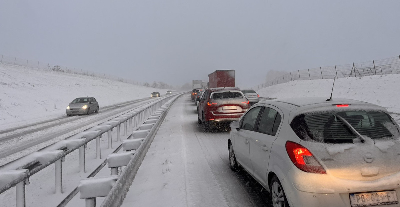 STANJE NA AUTO-PUTU KRITIČNO! Udes za udesom, vozila proklizavaju! Sve je zavejano (FOTO)