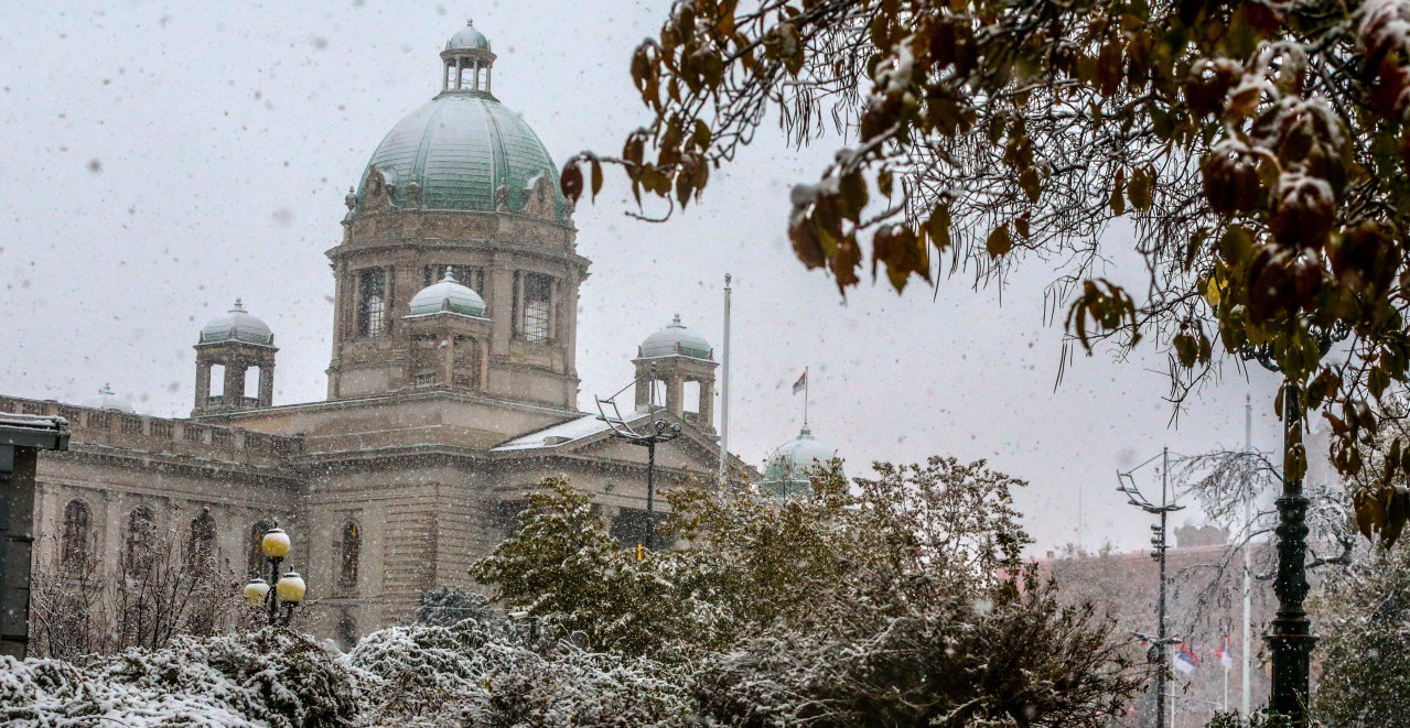 POČEO SNEG U BEOGRADU! Ozbiljno veje, a evo koliko dugo će da pada
