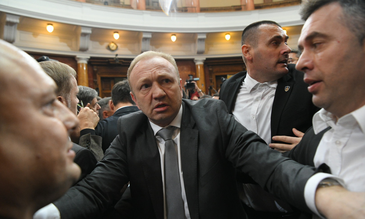 ĐILAS PODIVLJAO U SKUPŠTINI Pogledajte kako je započela tuča poslanika! (VIDEO)