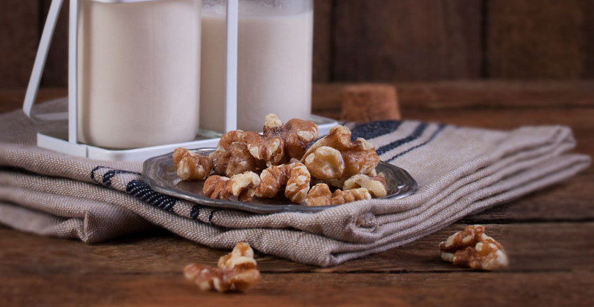 ZNATE LI ŠTA SE DESI KAD DODATE ORAHE U MLEKO? Napitak koji čini čuda za zdravlje!