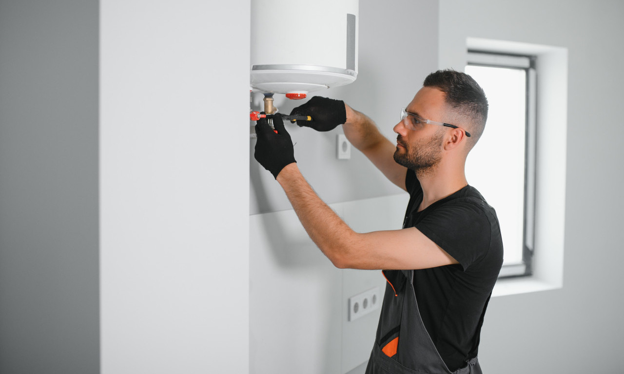 DA LI BOJLER TREBA STALNO DA RADI ILI DA SE UKLJUČUJE TEK KAD SE ISPRAZNI?  Majstor otkriva kada "kida struju" - evo detaljne računice (VIDEO)