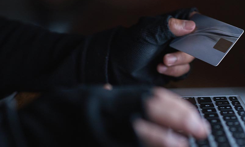 ŠOKANTNA INTERNET PREVARA Žena mislila da se dopisuje sa slavnim pevačem, a sada joj preti objavom intimnih fotografija