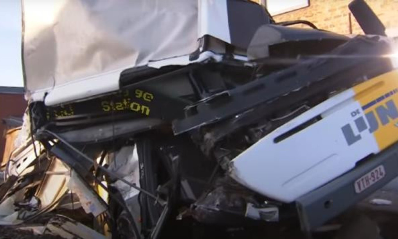 LEGENDA HAJDUKA SPASLA DECU IZ AUTOBUSA: Voz razneo vozilo (UZNEMRIJUĆI SNIMAK)