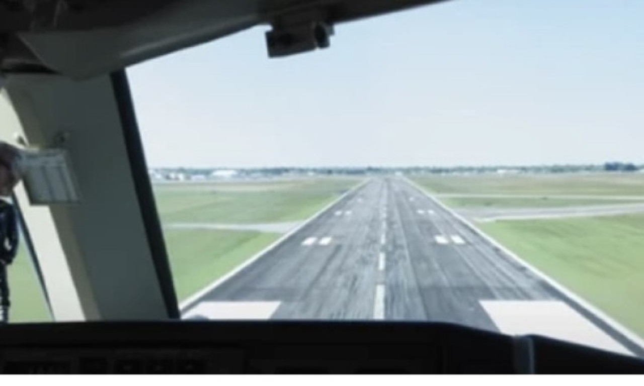 AVION SA 143 PUTNIKA PRINUDNO SLEDEO U GRAC: Evo šta je izazvalo incident!