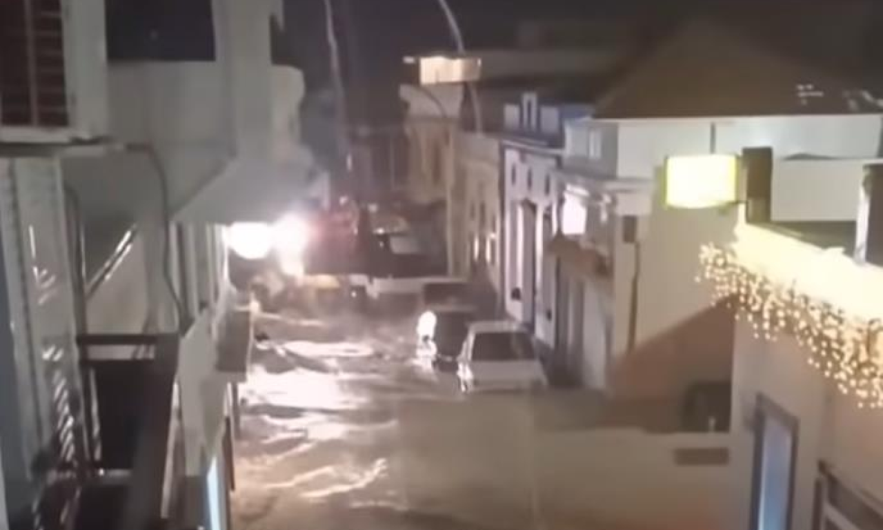 NEVREME I JEZIVE POPLAVE U GRČKOJ! Poznato letovalište pod vodom, vetar čupa drveće, vozila potopljena (VIDEO)