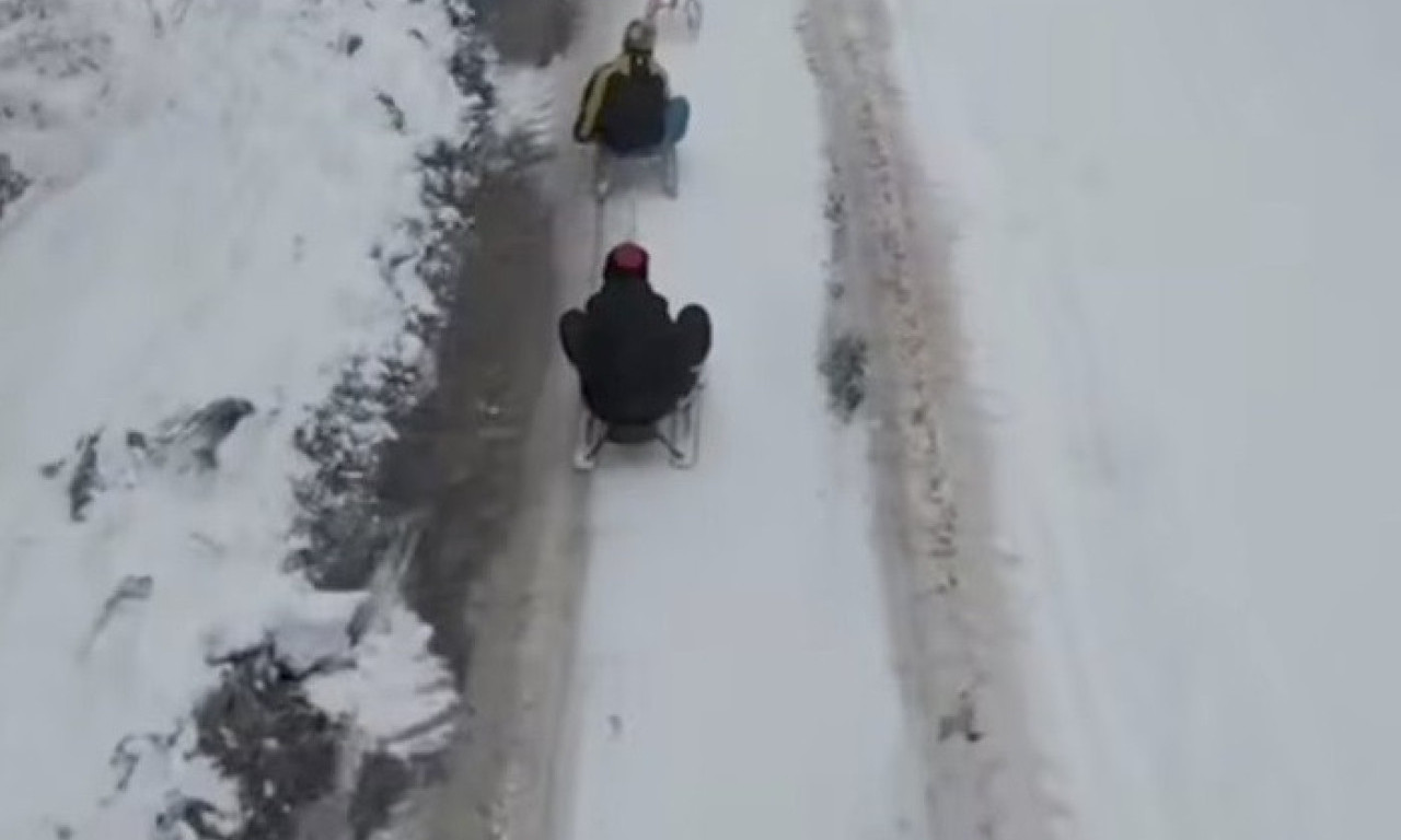 SANKANJE KRENULO PO ZLU U KRALJEVU Devojke vukao na sankama prikačenim za auto, a onda je "fijat" naleteo na njih